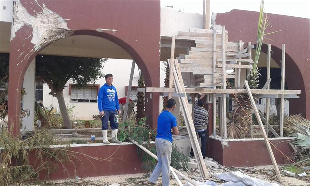 «خدمات بنغازي» تشرف على صيانة المركز الصحي بالهواري