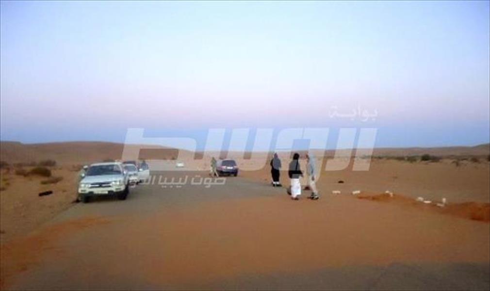 بالصور.. شبان متطوعون يرفعون الرمال من على طريق مزدة - نسمة