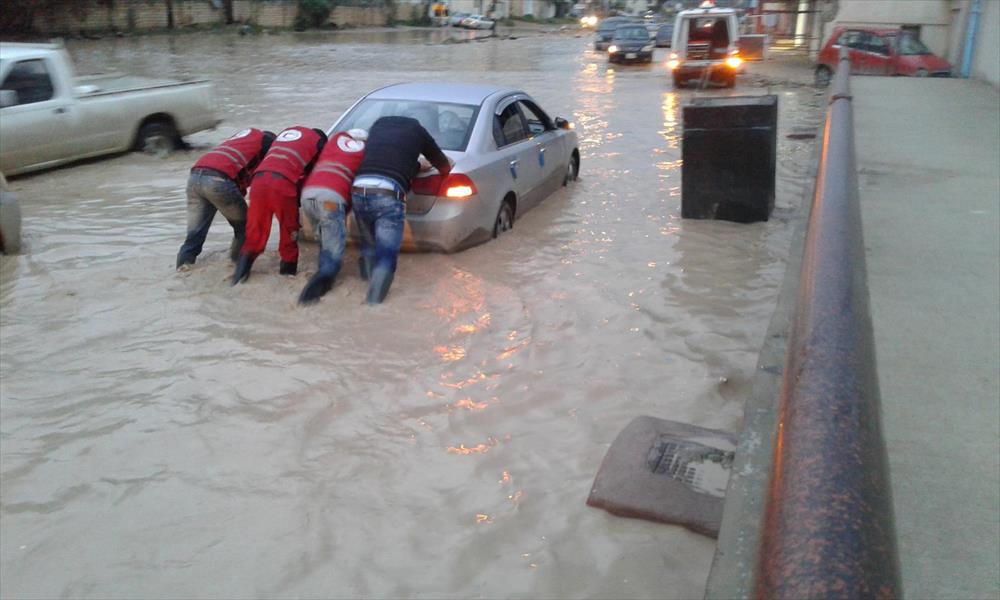 بالصور: الأمطار تغلق الطرق بالعاصمة طرابلس