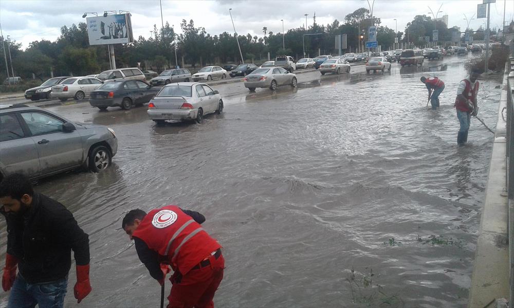 بالصور: الأمطار تغلق الطرق بالعاصمة طرابلس