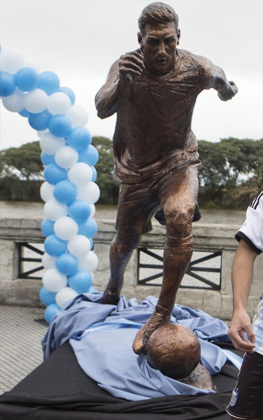 قطع رأس تمثال ميسي في الأرجنتين