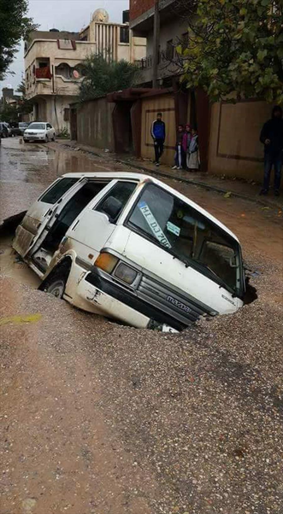 سقوط سيارة بها طالبات في جرف أحدثته الأمطار بطرابلس