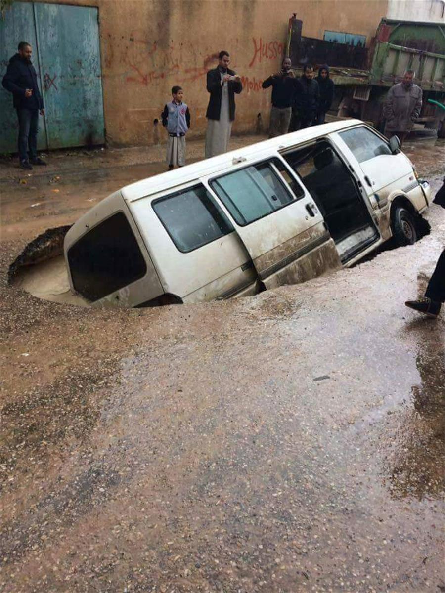 سقوط سيارة بها طالبات في جرف أحدثته الأمطار بطرابلس