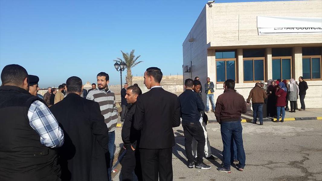 بالصور: موظفو هيئة السياحة يحتجون على لافتة مجلس النواب في طرابلس 