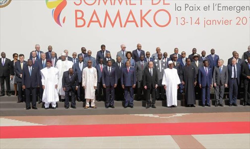 هولاند ورئيس مالي يستقبلان السراج في باماكو