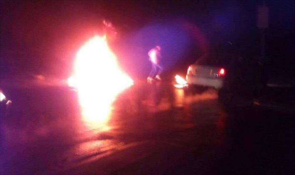 محتجون في شرق ووسط طرابلس يضرمون النيران تنديدا بانقطاع الكهربائي