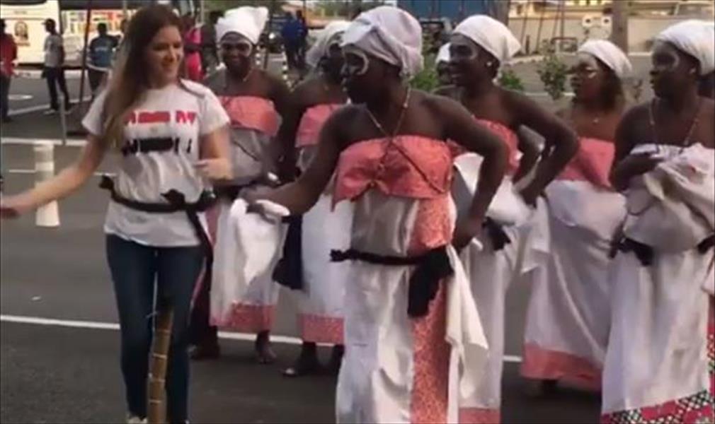 بالفيديو: مذيعة مصرية تجتهد بالرقص في الغابون