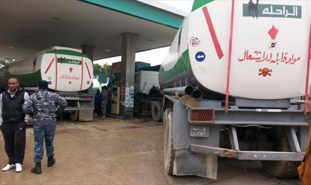 محطات الوقود بمصراتة تشهد ازدحامًا كبيرًا للشاحنات