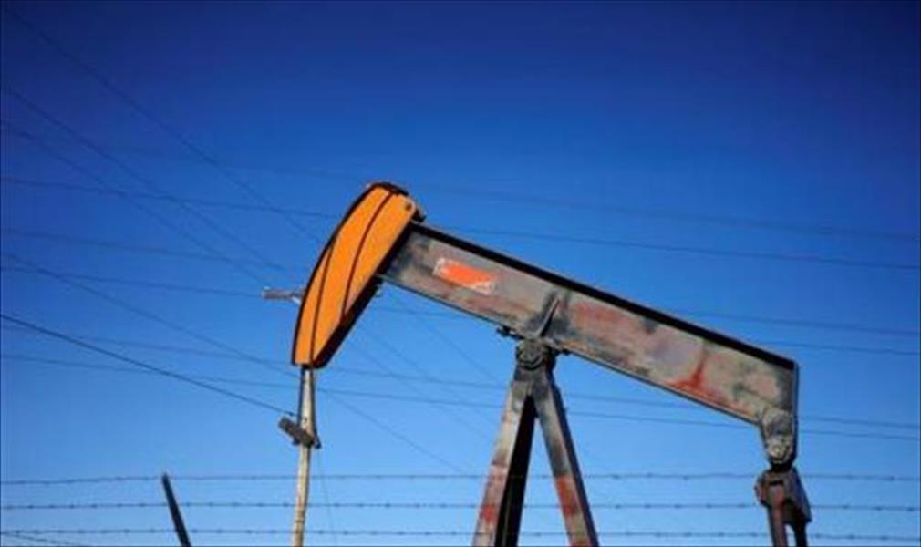 النفط يتراجع بعد توقعات بزيادة الإنتاج الأميركي