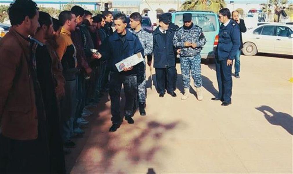 ترحيل 12 مهاجرًا مصريًا عبر منفذ أمساعد البري