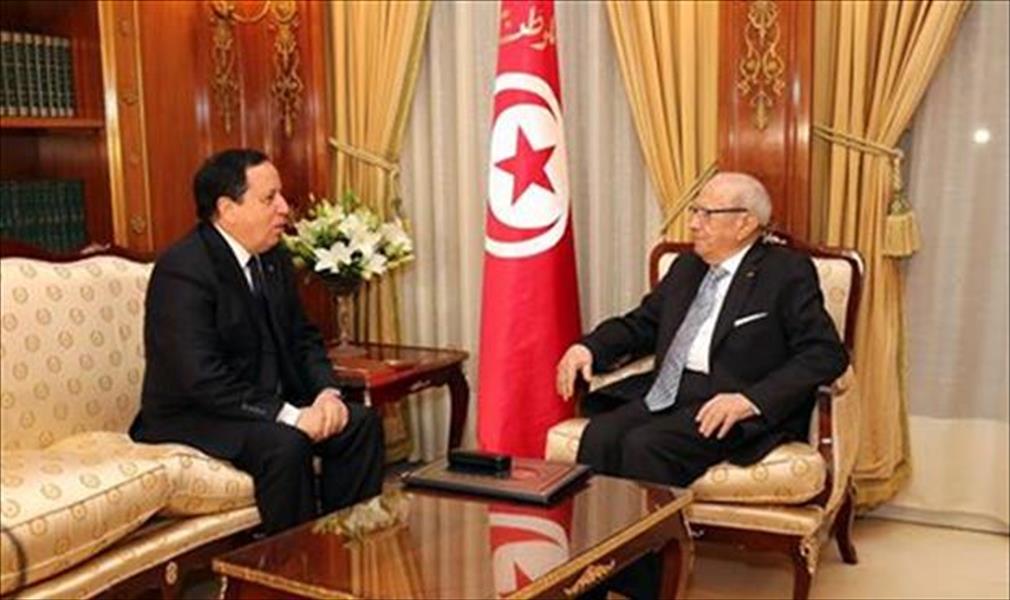 السبسي يستعرض مع وزير خارجيته نتائج اجتماع دول الجوار الليبي