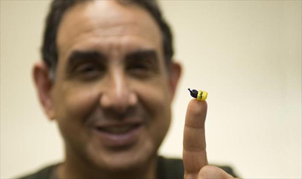 ليبي يطور أصغر وأرخص جهاز في العالم لمساعدة ضعاف السمع