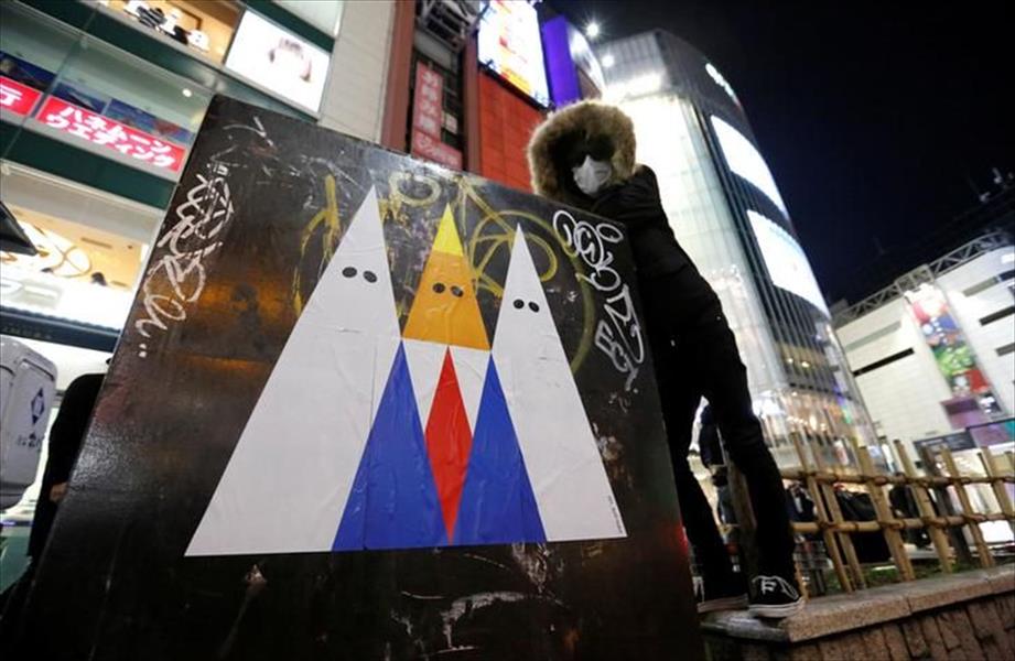 فنان غرافيتي ياباني يرسم ملصقًا يستهدف ترامب