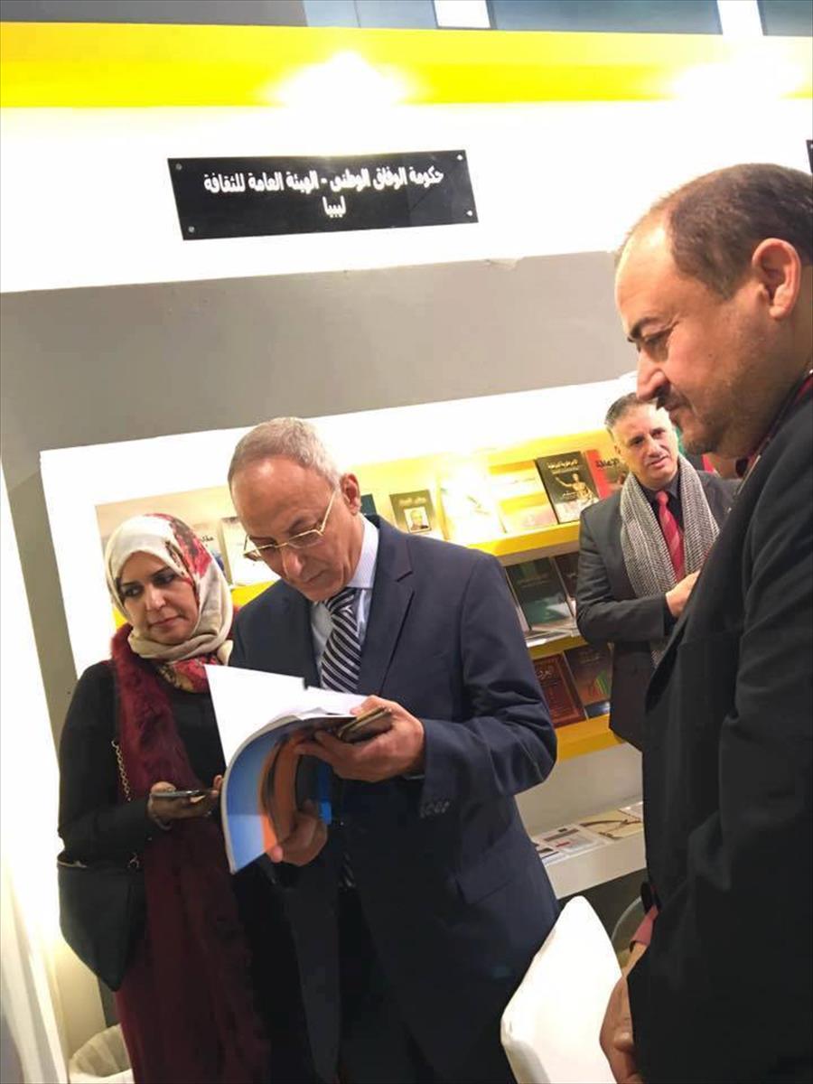 رئيس هيئة الثقافة يزور أجنحة بمعرض القاهرة الدولي