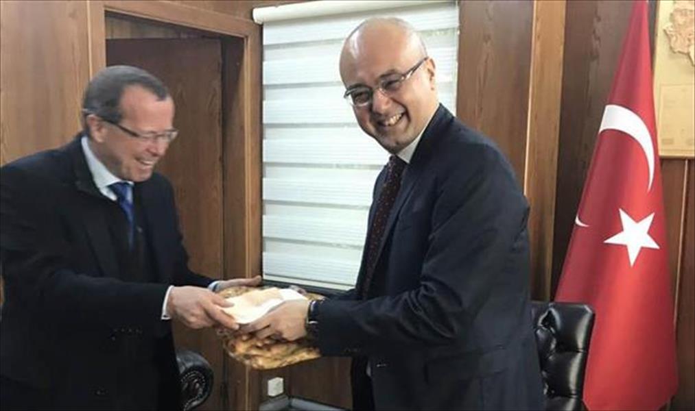 كوبلر يهنئ السفير التركي في ليبيا