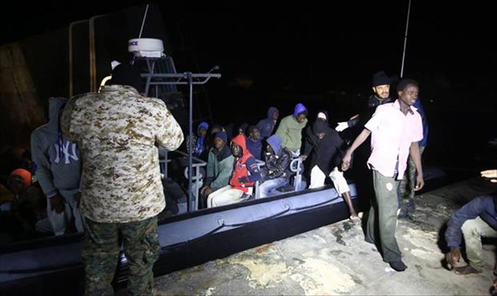 حرس السواحل ينقذ أكثر من 500 مهاجر ويتبادل إطلاق النار مع مهربين