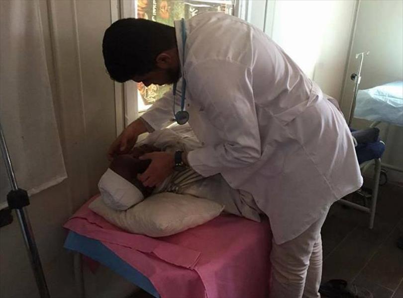 إجراء مسح طبي للنازحين المقيمين في مخيم تاورغاء بمدينة بنغازي