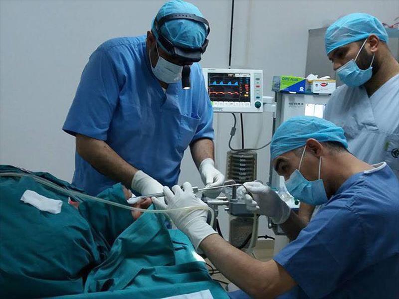 زرع حنجرة صناعية لمريض بمستشفى الزهراوي بمصراتة