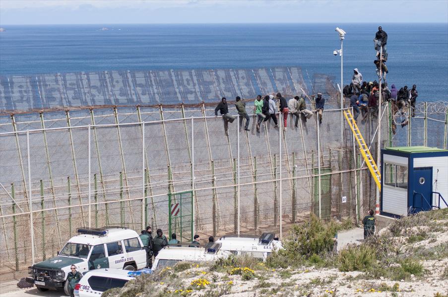 18 مهاجرًا يجتازون الحدود بين المغرب وإسبانيا في مليلية