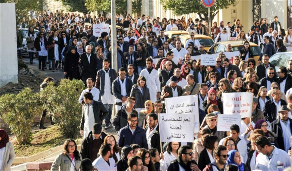 أطباء تونسيون يضربون عن العمل إثر توقيف طبيبة ارتكبت خطأ طبيًا