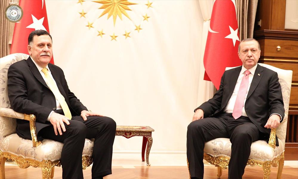 السراج يستهل زيارته لتركيا بزيارة ضريح كمال أتاتورك