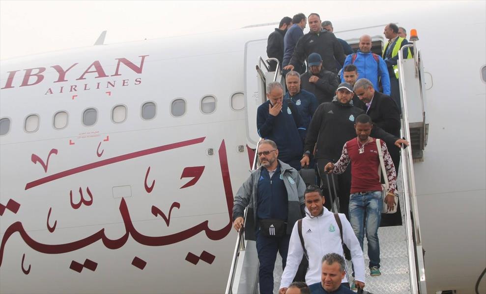 بالصور: بعثة أهلي طرابلس في مطار معيتيقة بعد تأخر 24 ساعة