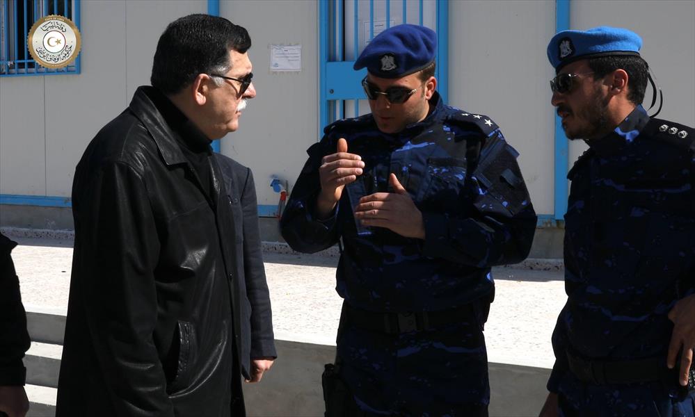 السرّاج يعِد بدعم «الأمن المركزي» خلال زيارة مقره بالعاصمة (صور)