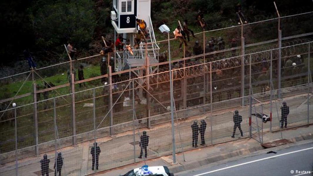 إصابة مهاجرين قفزوا من فوق السياج الحدودي بين إسبانيا والمغرب