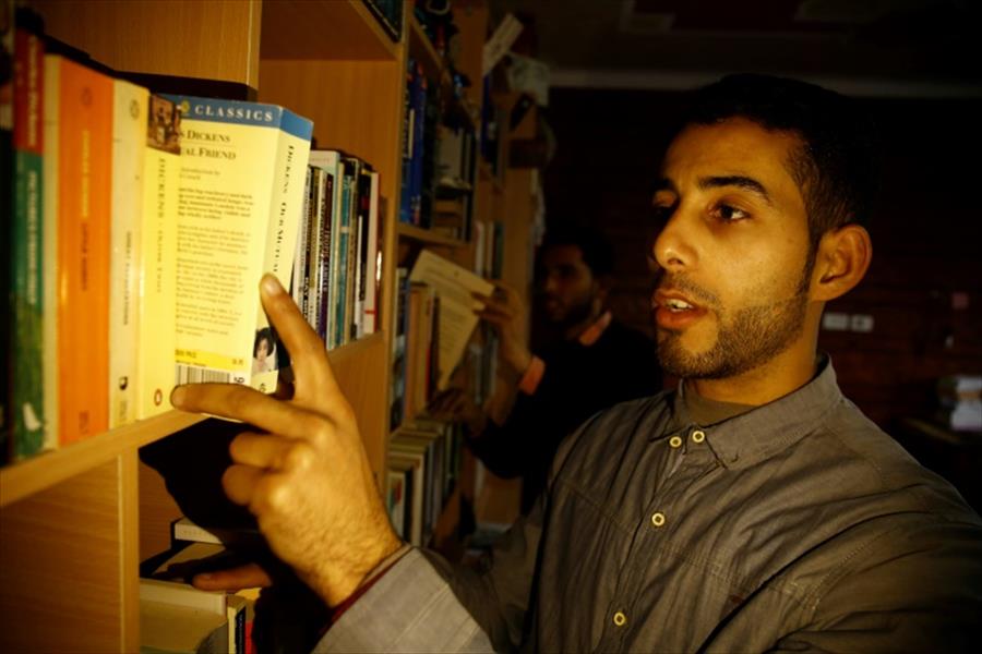 شاب ينشئ مكتبة للكتب الإنجليزية بقطاع غزة المعزول