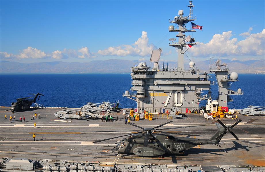 وزير دفاع الفلبين يزور حاملة طائرات أميركية في بحر الصين