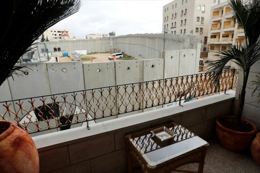 «بانكسي» يفتتح فندقًا مطلاً على الجدار الفاصل في بيت لحم