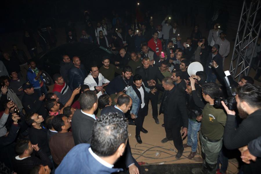بالصور: تامر حسني يشعل حفل الأهرام الكندية
