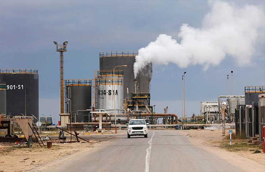 «ذا غارديان»: ليبيا تسقط مجددًا في الحرب الأهلية وسط معارك السيطرة على المنشآت النفطية