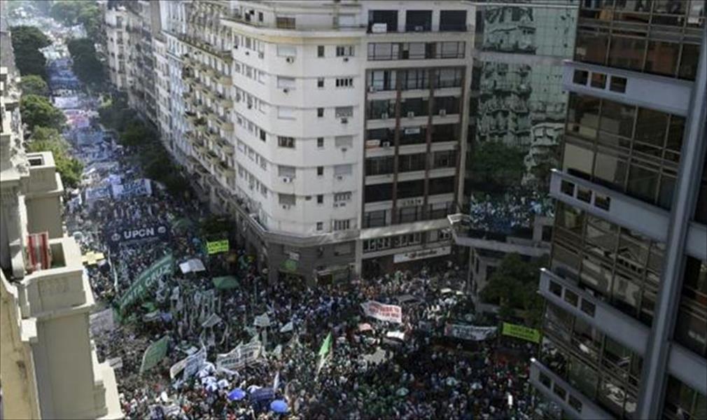 مئات آلاف المتظاهرين في الأرجنتين احتجاجًا على إجراءات التقشف