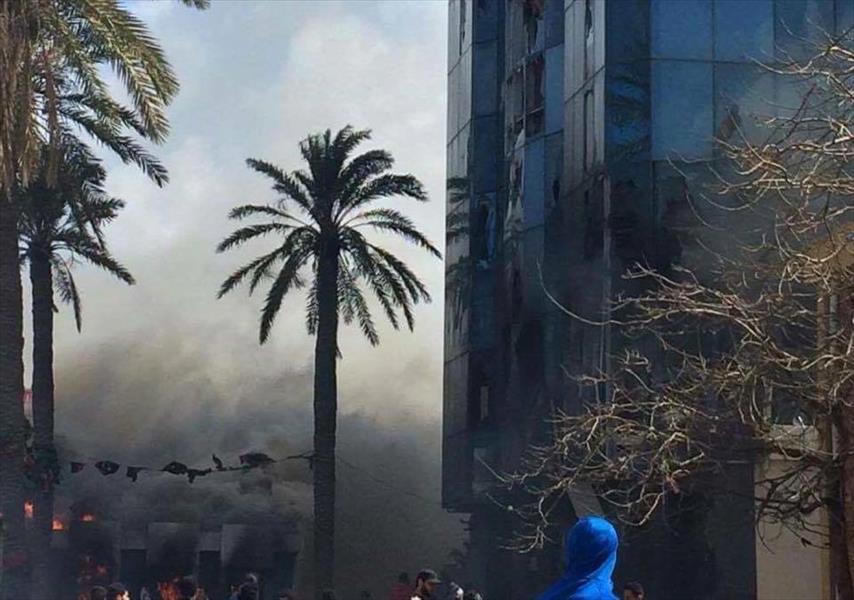 النيران تلتهم المقر الرئيسي لمصرف الأمان بطرابلس