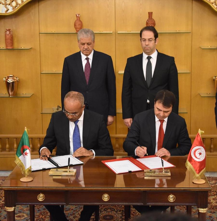 تونس والجزائر توقعان 9 اتفاقيات بينها ضبط الحدود البحرية