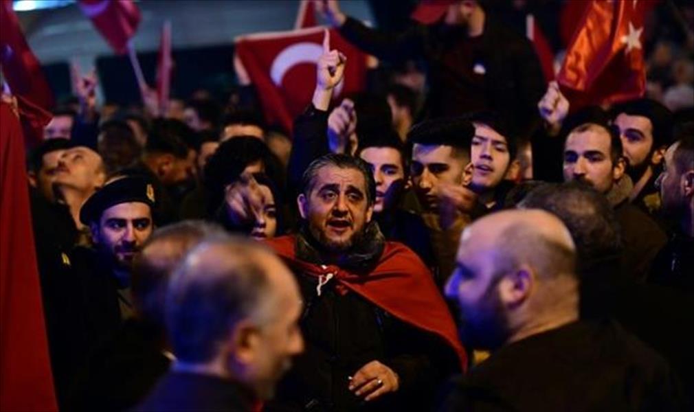 متظاهرون أتراك ينزعون علم هولندا من مبنى القنصلية في اسطنبول