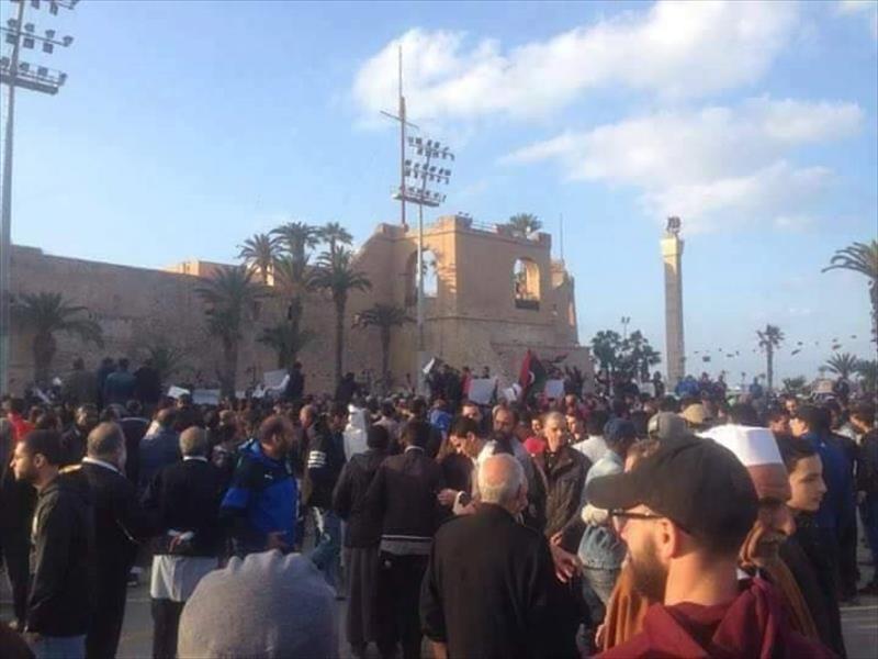 بالصور: تظاهرة في طرابلس تطالب بخروج «الميليشيات»