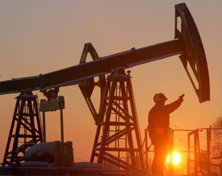 استقرار أسعار النفط بعد تراجع كبير في المخزونات الأميركية
