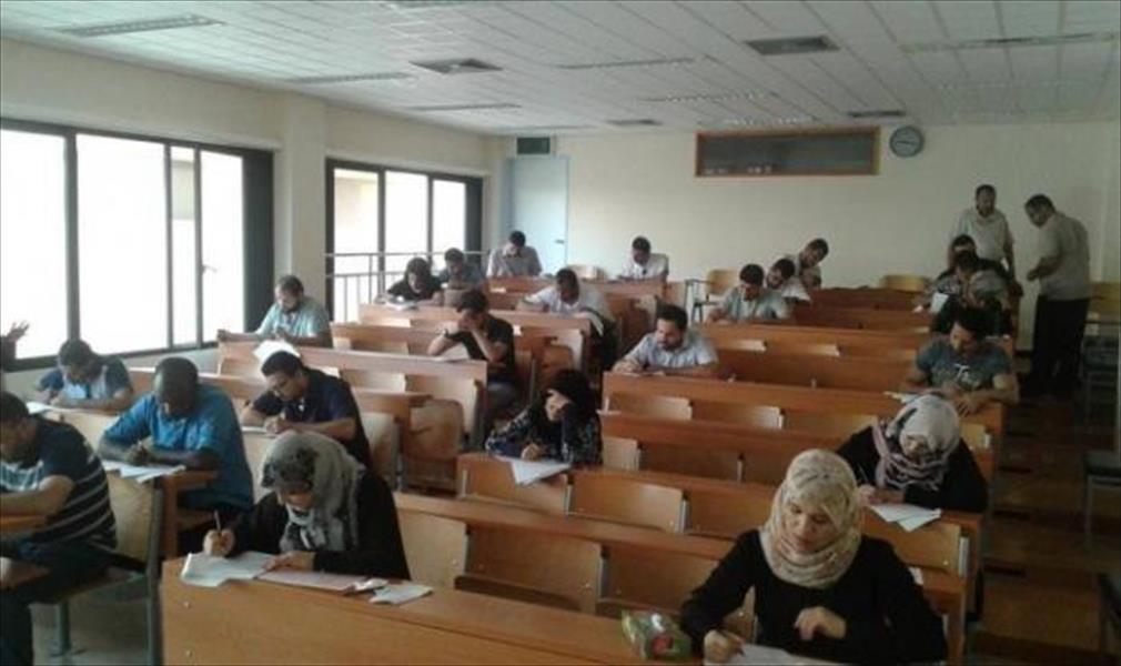 45 طبيبًا من المنطقة الوسطى يؤدون امتحان الزمالة الليبية في الباطنة والأطفال