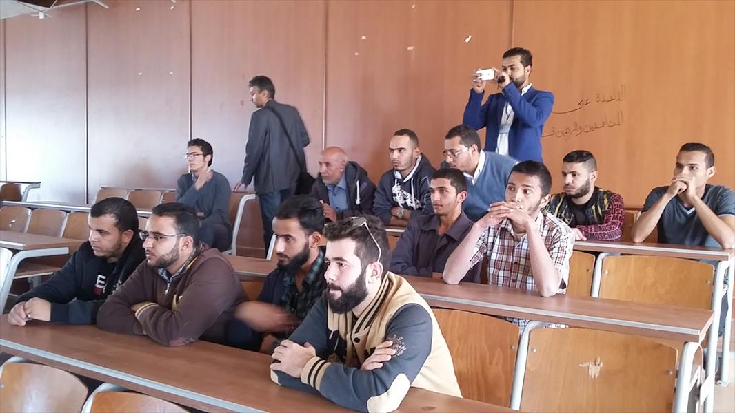 طلبة التربية في بنغازي يطالبون بصيانة مقر الكلية وعودة الدراسة