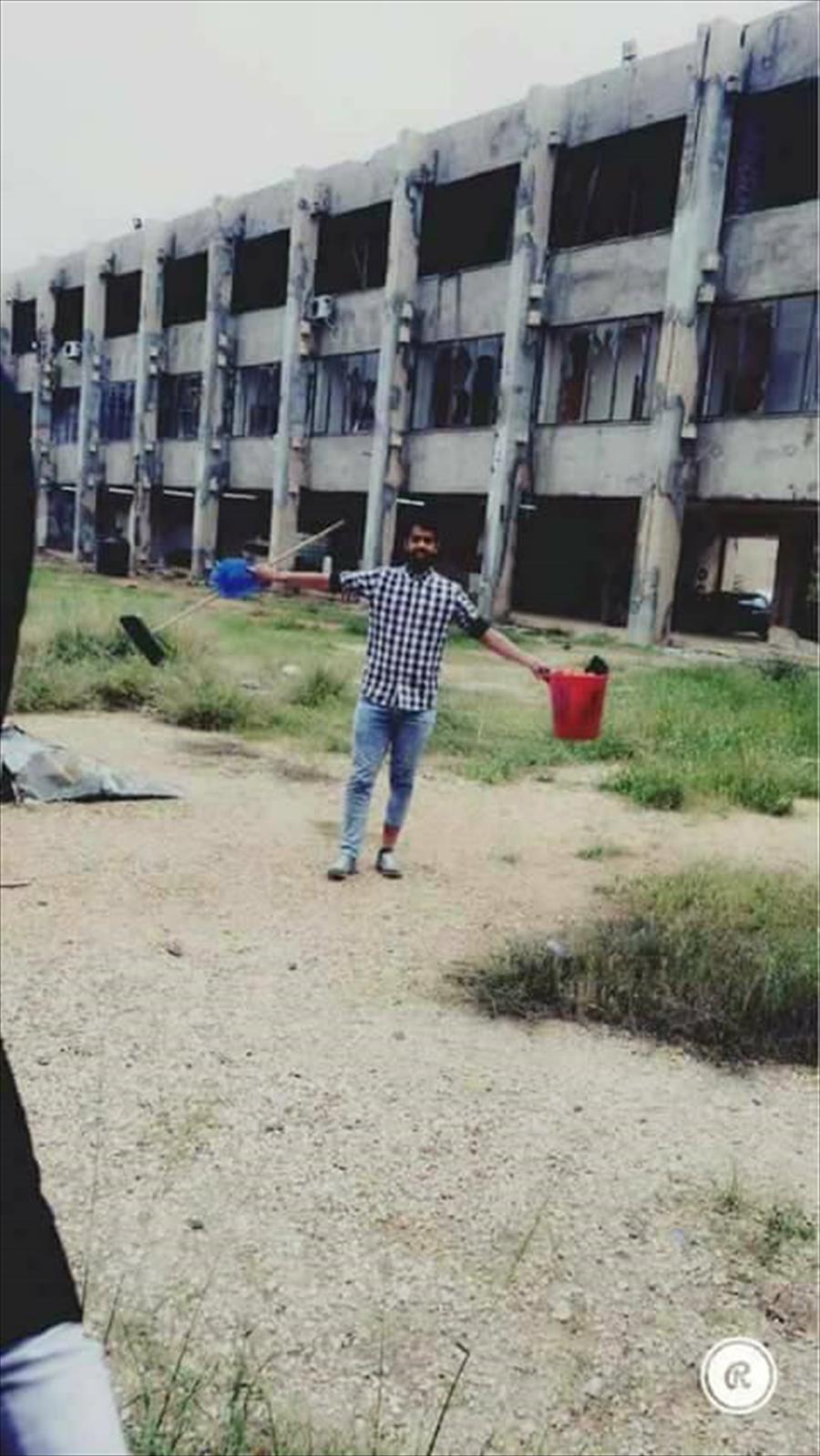 بالصور: طلاب كلية القانون بجامعة بنغازي ينظفون كليتهم ويستأنفون الدراسة