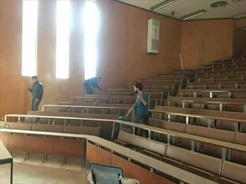 بالصور: طلاب كلية القانون بجامعة بنغازي ينظفون كليتهم ويستأنفون الدراسة