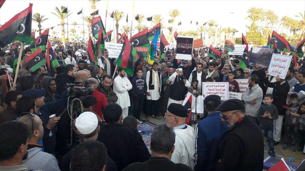 تظاهرة في طرابلس تطالب بحل المجلس الرئاسي ورافضة حكم العسكر