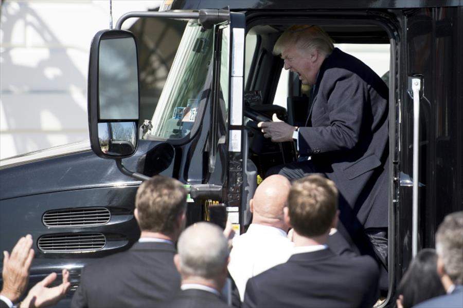 ترامب يقود شاحنة داخل البيت الأبيض