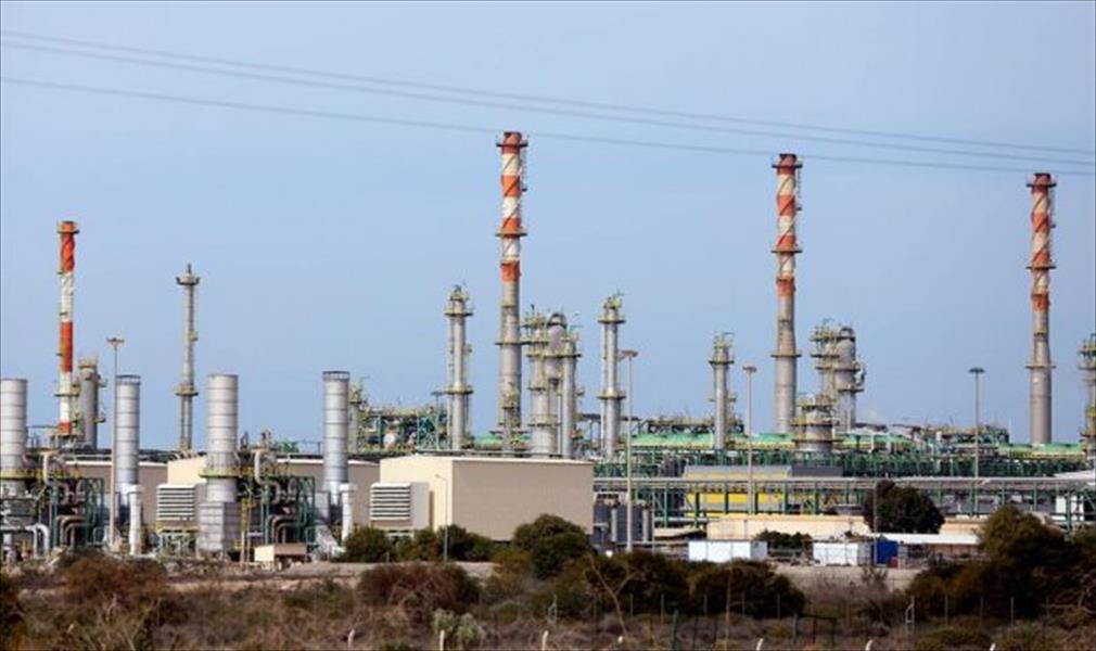 «الرئاسي» يُوزِّع اختصاصات النفط والغاز بين رئاسة الوزراء والمؤسسة الوطنية