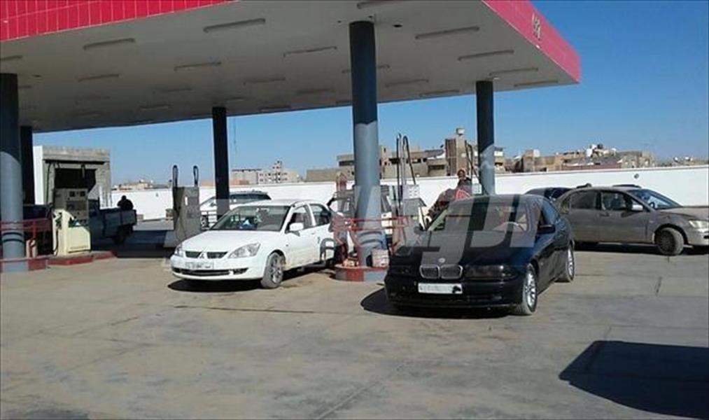 لجنة الأزمة توقف تزويد أربع محطات بالوقود في سبها