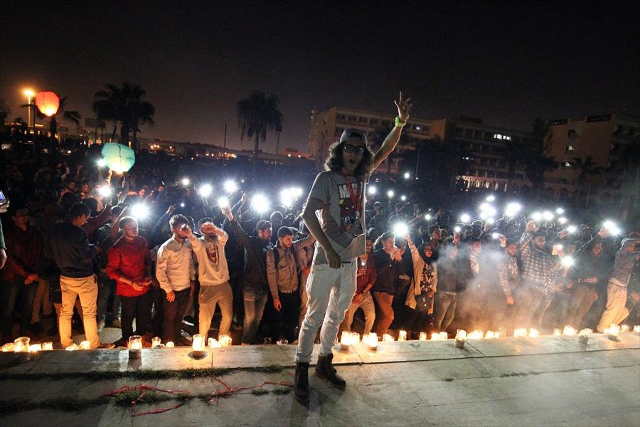 بالصور: ليبيون يحتفلون بـ«ساعة الأرض» في بنغازي