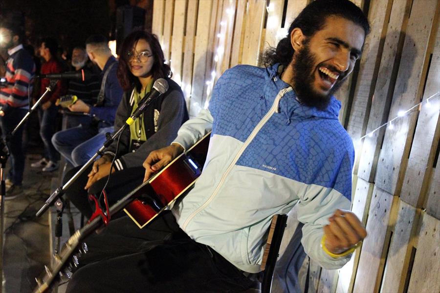 بالصور: ليبيون يحتفلون بـ«ساعة الأرض» في بنغازي
