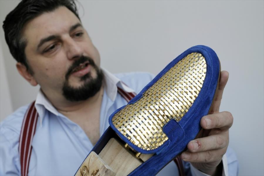 حرفي إيطالي يبيع أحذية من ذهب
